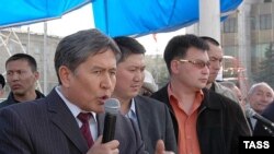 Алмазбек Атамбаев оппозициянын апрелдеги митинги учурунда.