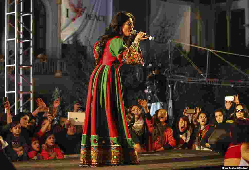 Пејачката Аријана Сајед пее на &bdquo;Концерт на мирот&ldquo;, што го организираше младинското здружение. (Кабул, 19 октомври 2013 година)