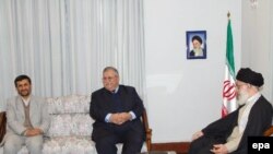 دیدار جلال طالبانی، رییس جمهور عراق با آیت الله خامنه ای رهبر جمهوری اسلامی ایران که ماه گذشته انجام شد.