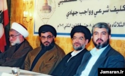 علی‌اکبر محتشمی‌پور در میان حسن نصرالله و خالد مشعل، ۲۰۰۲ میلادی