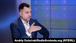 На думку Арестовича, після розмови Байдена та Путіна, американський лідер не подзвонив Зеленському, оскільки займається тим, що збирає «міжнародну підтримку для України»