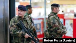 Лиондогу темир жол бекетиндеги коопсуздукка көз салган француз аскерлери.16-январь, 2015-жыл