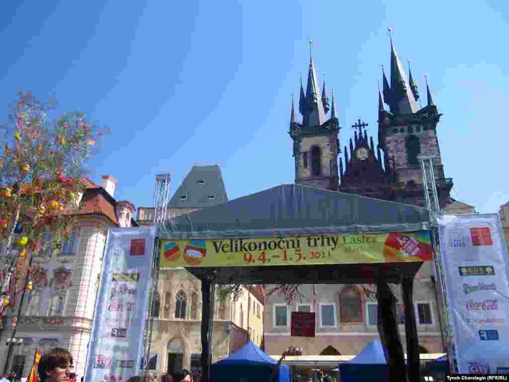 Эски шаардын аянтындагы майрамдык жармаӊке. - Чехиянын ордо шаары Прага пасха майрамы маалында. 2011-жылдын апрели. Т.Чоротегин. 2-сүрөт. 