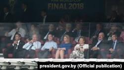 Mikałaj și Alexander Lukașenko, Naina Elțina, Svetlana și Dmitri Medvedev și alți invitați oficiali la meciul final de la Moscova, 15 iulie 2018