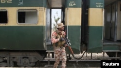 Поезддин жанында күзөттө турган пакистандык жоокер. 12-март, 2025-жыл.