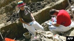 forenzičari na iskopavanju masovne grobnice u selu Budak, u blizini Srebrenice