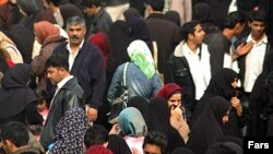 اگر خانواده هاى كارمندان دولت حاضر باشند با آنها تهران را ترك كنند، بايد تا كمتر از يك ماه ديگر، نزديك به ۸۰۰ هزار نفر با تهران وداع كنند.