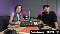 „Empatia oamenilor s-a redus la o cotă extrem de periculoasă. Am avut pandemia care ne-a învățat să ne îndepărtăm de ceilalți. Am avut războiul care ne-a dus la culmea empatiei și, de acolo, de sus, ne-a aruncat în culmea ignoranței într-un timp record”, spune Omid Ghannadi. 