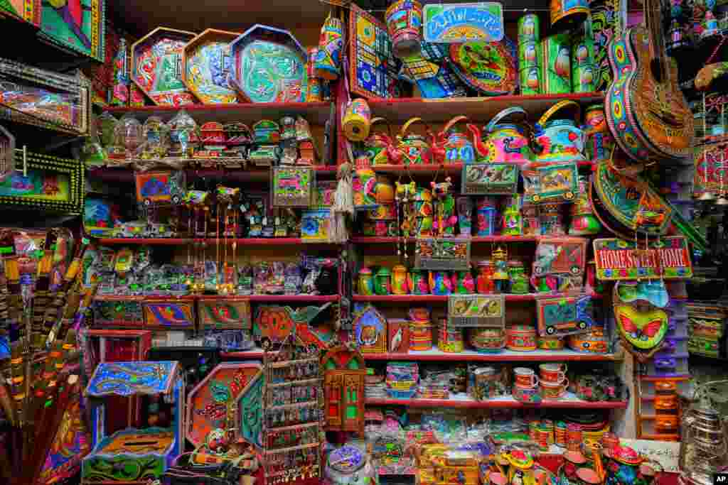 Үйгө керектүү буюм-тайымдар сатылган чакан күркө. Исламабад, Пакистан. 