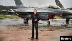 Премьер-министр Польши Дональд Туск выступил на пресс-конференции на авиабазе в Ласке (около 30 км к юго-западу от Лодзи) на фоне истребителей F-16, комментируя угрозу российских дронов в польском воздушном пространстве.