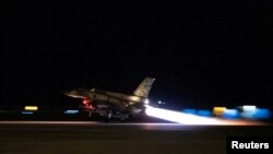 Un avion de luptă israelian decolează de la o locație necunoscută pentru o misiune de bombardament asupra unor ținte Hezbollah din Liban. 