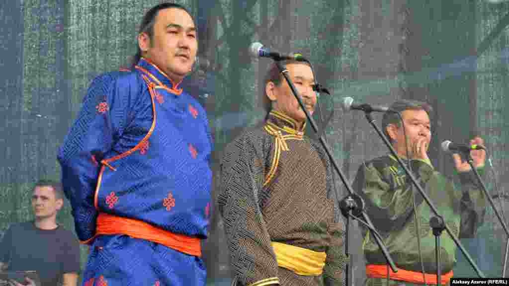 Ресейдің Тыва республикасынан келген Huun Huur Tu өнер ұжымы мен олардың жетекшісі, жұрт таныған көмеймен ән айту шебері Радик Тұлыш бұл фестивальға төртінші жыл қатысып отыр.