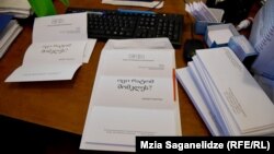 В письмах, отправленных депутатам и президенту, всего четыре слова: «Знаешь, почему меня убили?» А под посланием подпись – Виталий Сафаров