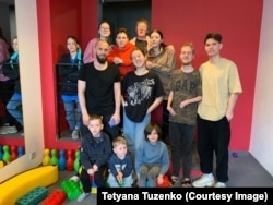 Родина тимчасово оселилася в Польщі і допомагала евакуюватися іншим родинам