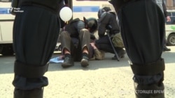 У Санкт-Петербурзі силовики розігнали колону протестувальників. Понад 60 людей затримані – відео