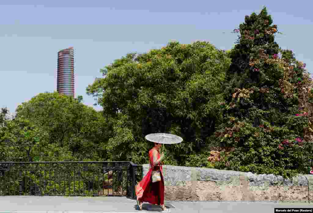 Жена се штити од сонцето со чадор - Севиља, Шпанија, на 29 јуни.