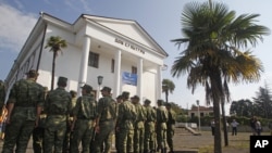 Помимо положительных тенденций, начальник Генерального штаба рассказал о некоторых проблемах, которые по-прежнему есть в вооруженных силах, например, критически он оценил работу Сухумского высшего общевойскового командного училища в последние месяцы