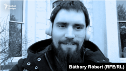 Geisz Gábor tizenhárom évig volt kábítószerfüggő, az iskolából a hiányzások miatt csapták ki. Szégyenében többé haza sem ment, hét évig az utcán élt, majd segítséggel négy évvel ezelőtt Angliába ment, ahol most idősápolóként dolgozik