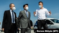 Szijjártó Péter beszél Csi Ta-jü kínai nagykövethez Budapesten 2021. április 24-én