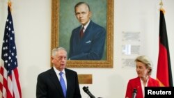 Министр обороны США Джим Мэттис и министр обороны ФРГ Урсула фон Дер Лейен в Центре Маршалла в Гармиш-Партенкирхене, 28 июня 2017 года