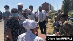 Арыстагы жарылуу байланыштуу башталган сот жараянына катышууга келген жарандар. Чымкент. 11-июнь, 2020-жыл. 