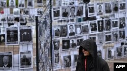 Беларуста 2020-жылкы президенттик шайлоодон кийинки массалык нааразылыкка катышканы үчүн абаккка кесилген саясий туткундардын сүрөттөрү илинген такта, Варшава, 2025-жыл. 