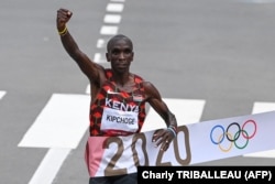Елиуд Кипчоге на финала на маратона на Олимпиадата в Токио