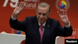 Președintele turc Tayyip Erdoğan salută participanții la adunarea generală anuală a Uniunii Camerelor și a Burselor de Mărfuri din Ankara