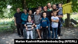 Сім’я Камінських та волонтери. «Мама повернулася додому із лікарні»