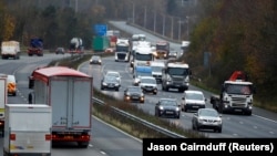 Járművek a brit M56-os autópályán 2020. november 18-án.