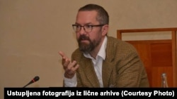 Ja sam i pre govorio da je najveći problem na području bivše Jugoslavije da ljudi gledaju samo na svoje žrtve, a nikada i vrlo nerado na svoje počinitelje zločina: Christian Axboe Nielsen