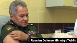 Буга чейин Орусия өзүнүн «Sputnik V» деген ыктымалдуу вакцинасын каттоодон өткөргөн жана аны аттуу-баштуу адамдар сайдыра баштаган. Алардын арасында коргоо министри Сергей Шойгу да бар.