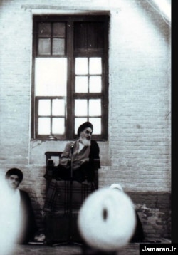 محتشمی‌پور پای منبر آیت‌الله خمینی، اواخر دهه چهل خورشیدی، مسجد شیخ انصاری نجف عراق