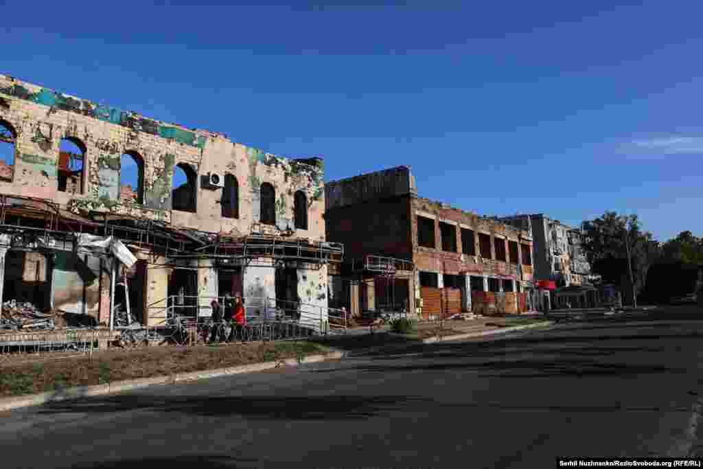 Знищенні центральні вулиці міста, вересень 2022 року /&nbsp;Праворуч: початок жовтня 2024-го. Зараз населення Ізюму складає орієнтовно 25 тисяч людей. Поверненню ще частини містян заважає не так страх, що війна не відступає, як відсутність житла та роботи, кажуть місцеві жителі