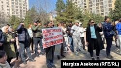 Жер кодексине каршы чыккан адамдар. Бишкектеги Максим Горький атындагы бакча. 1-апрель, 2025-жыл.