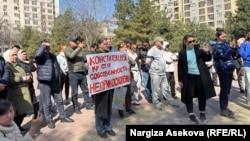 Жер кодексине өзгөртүүлөргө каршы чыккан адамдар. Бишкектеги Максим Горький атындагы бакча. 1-апрель, 2025-жыл.