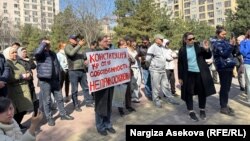 Жер кодексине каршы чыккан адамдар. Бишкектеги Максим Горький атындагы бакча. 1-апрель, 2025-жыл.