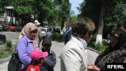 Кыргыз аялдары (Бишкектин көчөлөрүнөн тартылган сүрөт.)