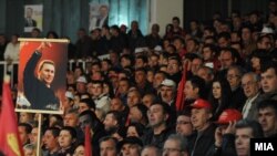 Përkrahës të kryeminsitrit Nikolla Gruevski. 