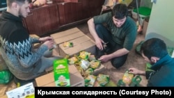 Активісти запаковують продукти для заарештованих 27 березня кримських татар