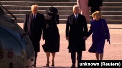 Joe Biden și soția sa, Jill, se urcă într-un elicopter cu destinație California.