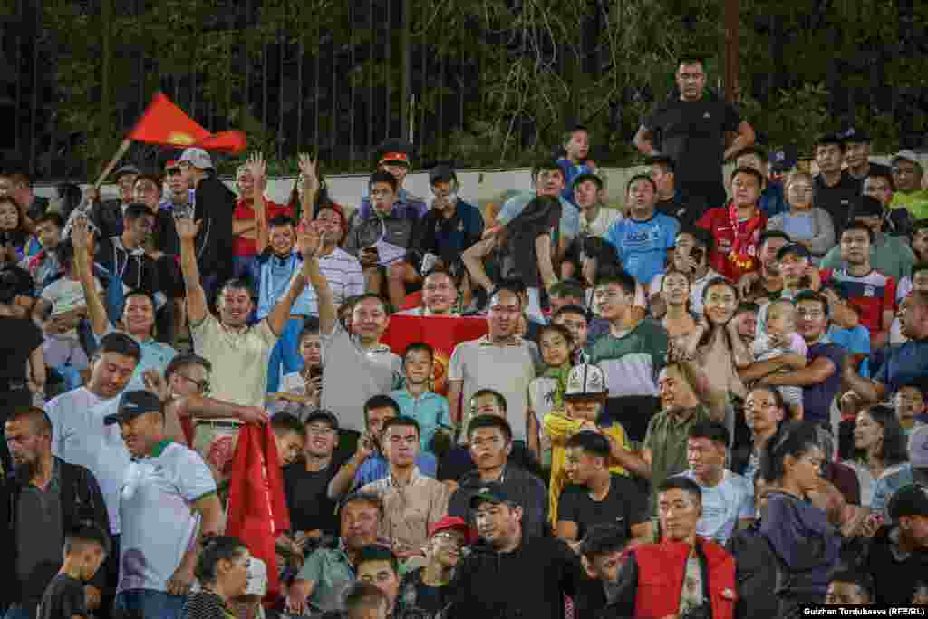 Стадионго 14 миңден ашык көрүүчү келди.