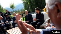 Președintele ucrainean Volodimir Zelenski de vorbă cu premierul canadian Mark Carney și alți lideri la summit-ul G7 găzduit de Canada, pe 16-17 iunie 