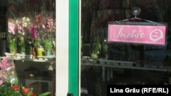 Inscriptița „Închis” pe ușa unui butic la Piața de Flori din Chișinău