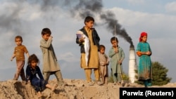Діти стоять на околиці міста Джалалабад, Афганістан, 13 листопада 2019 року