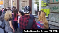 Red ispred jedne od sarajevskih biblioteka na dan besplatnog učlanjenja, 7.maj 2014.