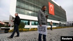 تصویری مربوط به دستگیری‌های قبلی در ساختمان روزنامه زمان، ترکیه.