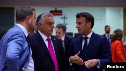 Orbán Viktor és Emmanuel Macron francia elnök egy uniós csúcstalálkozón Brüsszelben, ahol az orosz olajembargóról tárgyaltak 2022. május 30-án