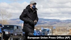 Charles Michel , az Európai Tanács elnöke tekinti meg a dél-oszétiai határt, 2021. március elsején. 