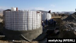 Нарында ГЭСтердин курулушуна 37 миллион доллар сарптаганы айтылган, бирок депутаттар ал сумма жасалган жумуштан өтө эле көп экенин билдиришүүдө. 